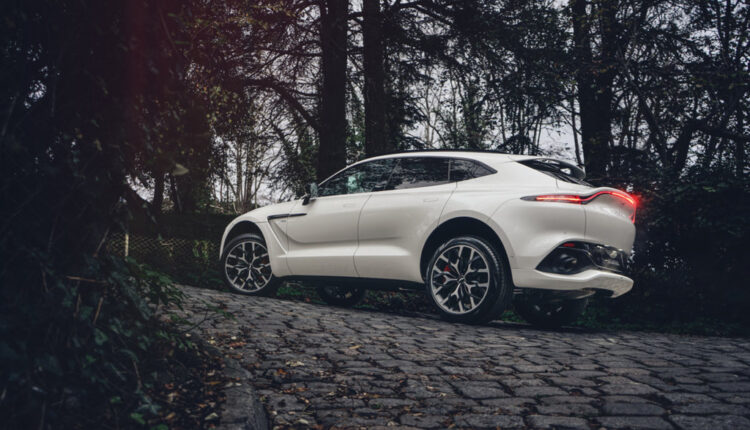 aston-martinin-ilk-suvu-dbx-sahiplerine-kavusuyor